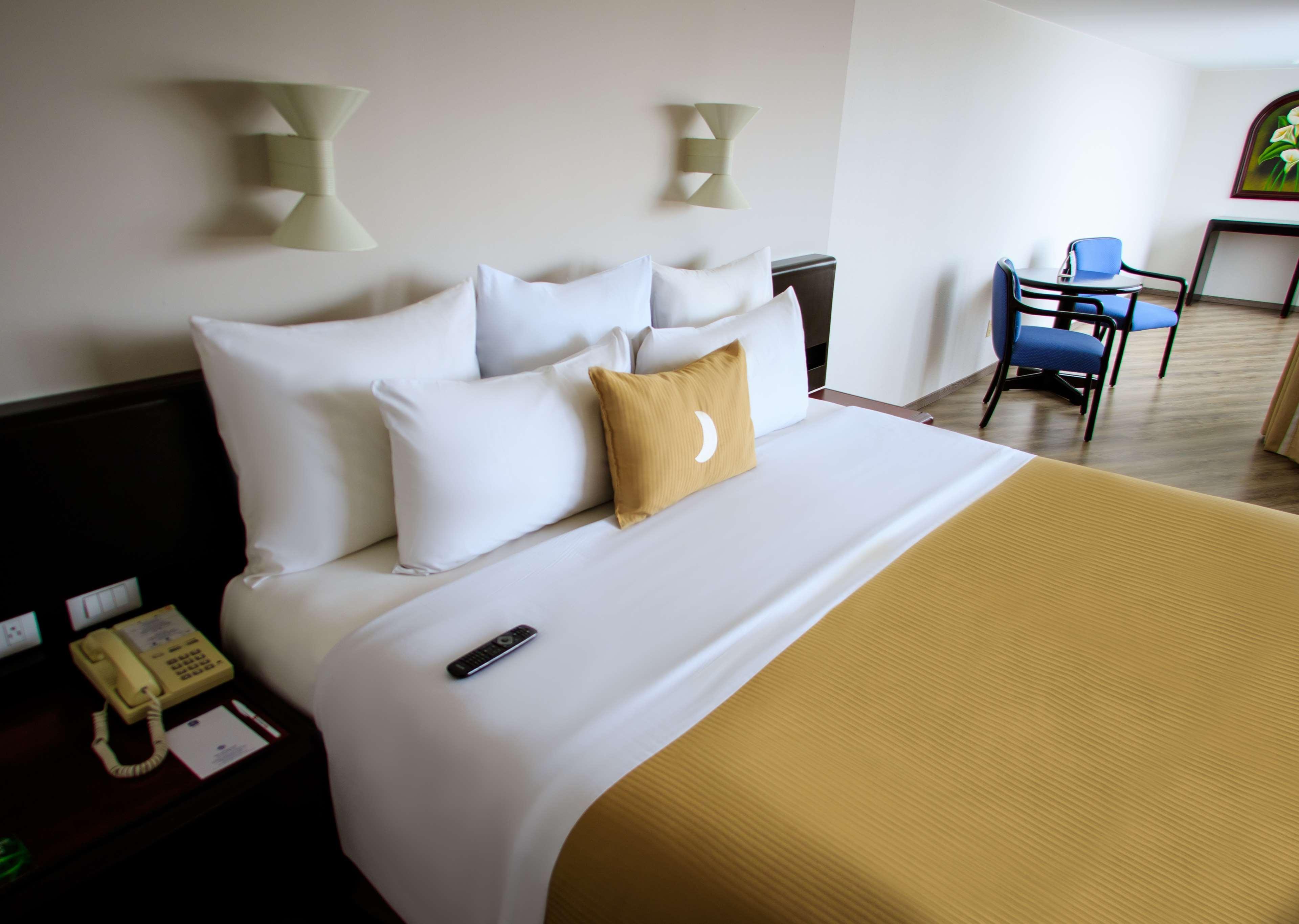 Grand Cantalagua Hotel Morelia, BW Signature Collection Exterior foto A room at the hotel
