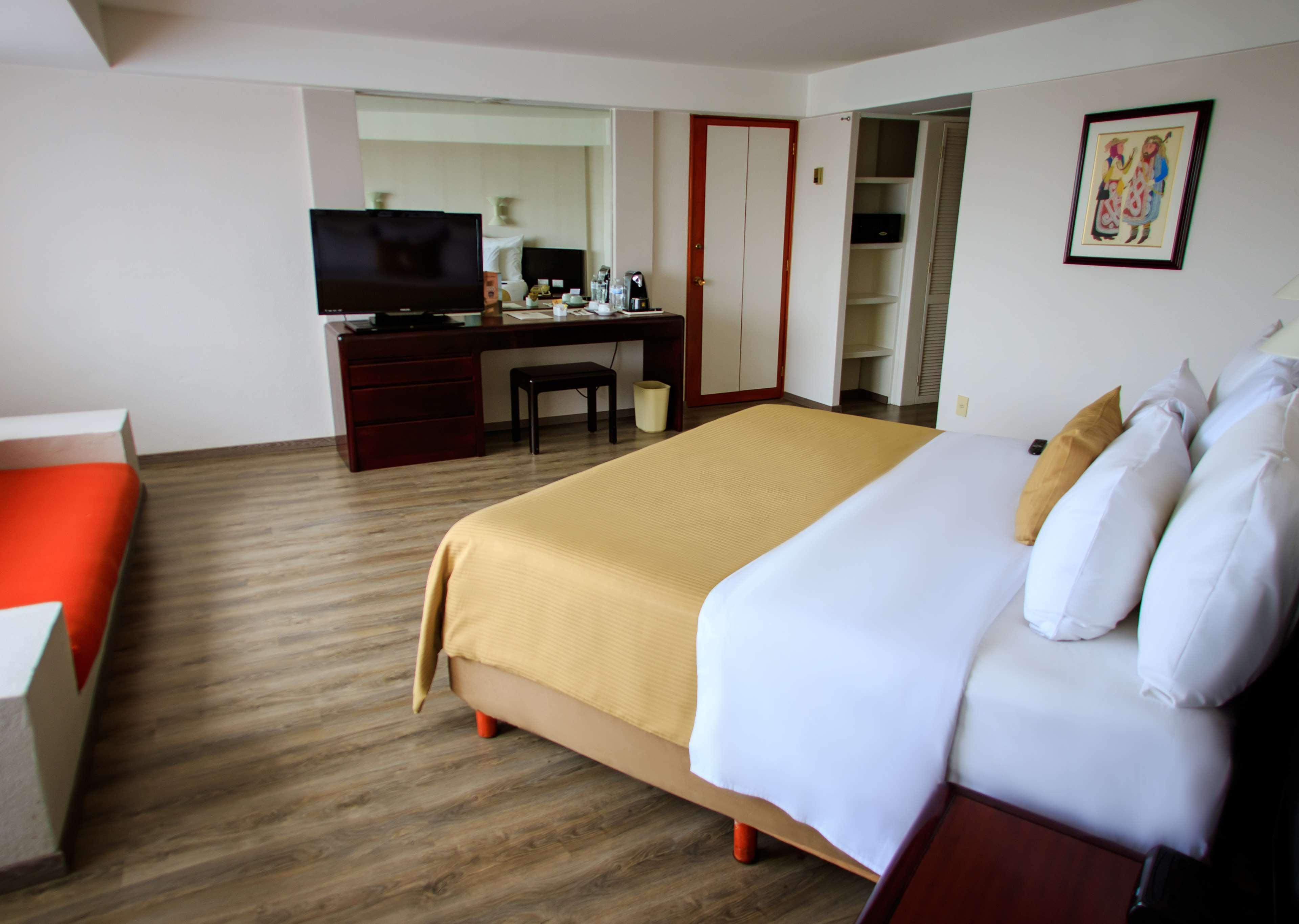 Grand Cantalagua Hotel Morelia, BW Signature Collection Exterior foto A room at the hotel