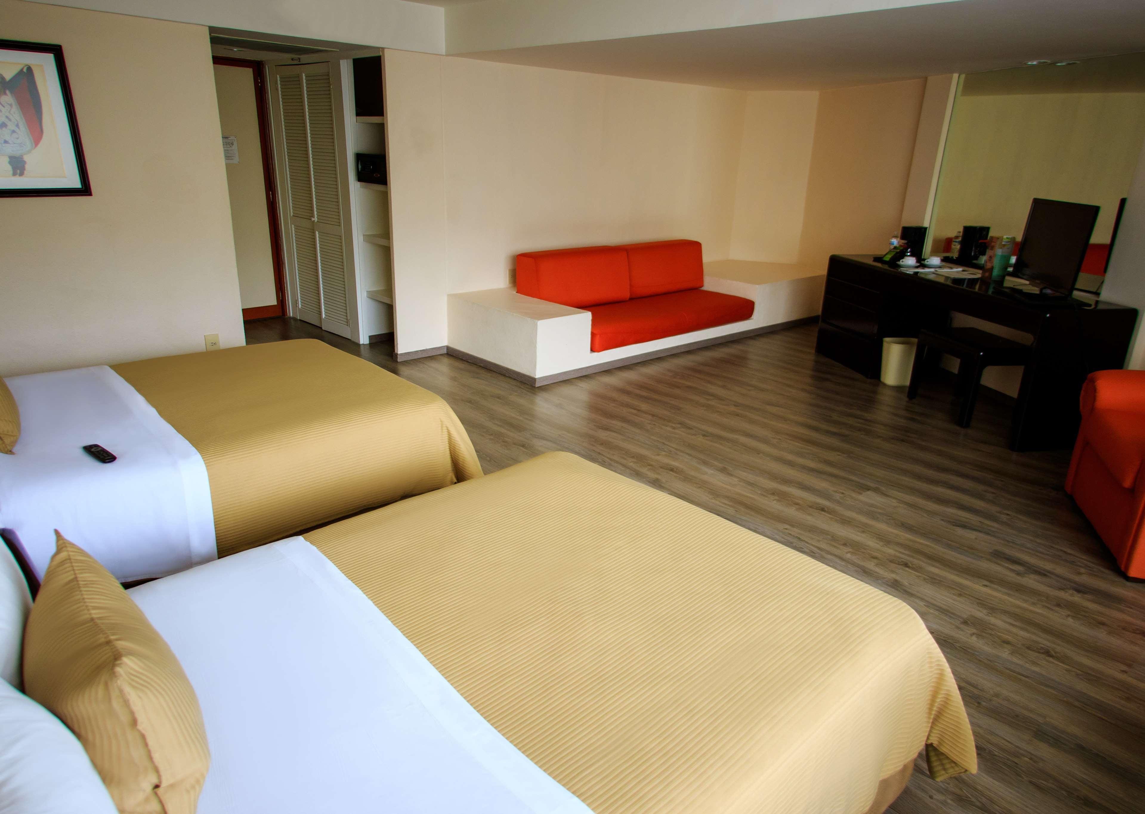 Grand Cantalagua Hotel Morelia, BW Signature Collection Exterior foto A room at the hotel