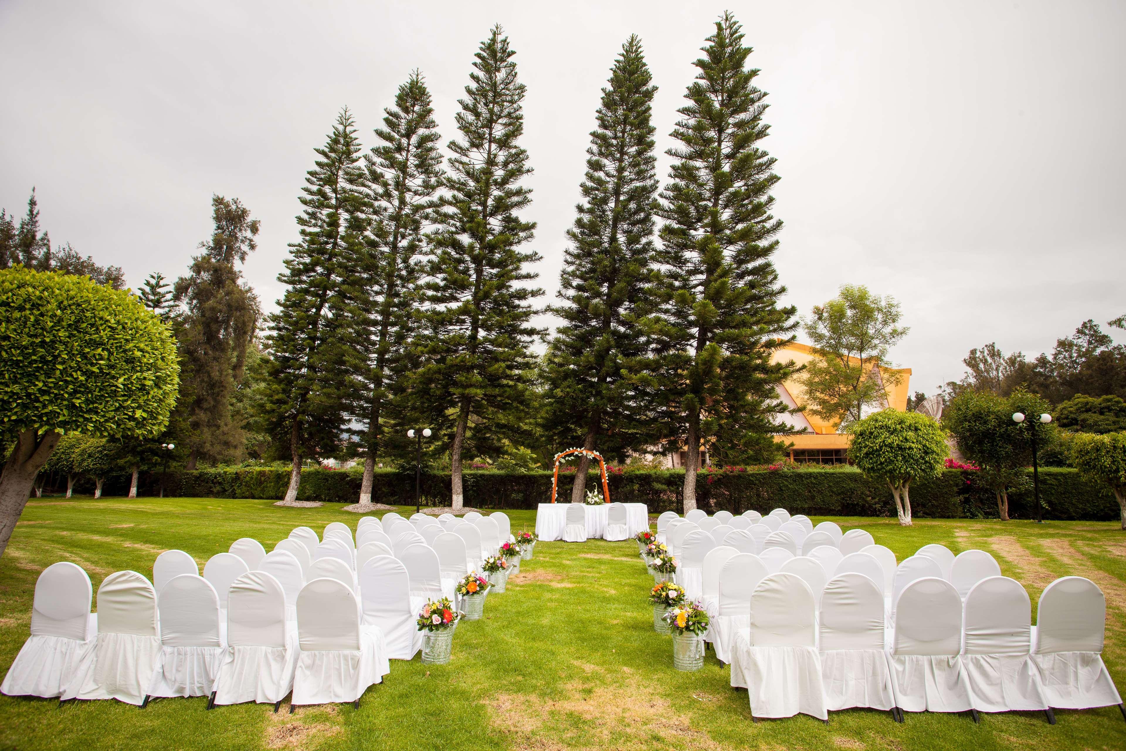 Grand Cantalagua Hotel Morelia, BW Signature Collection Exterior foto The lawn at the hotel