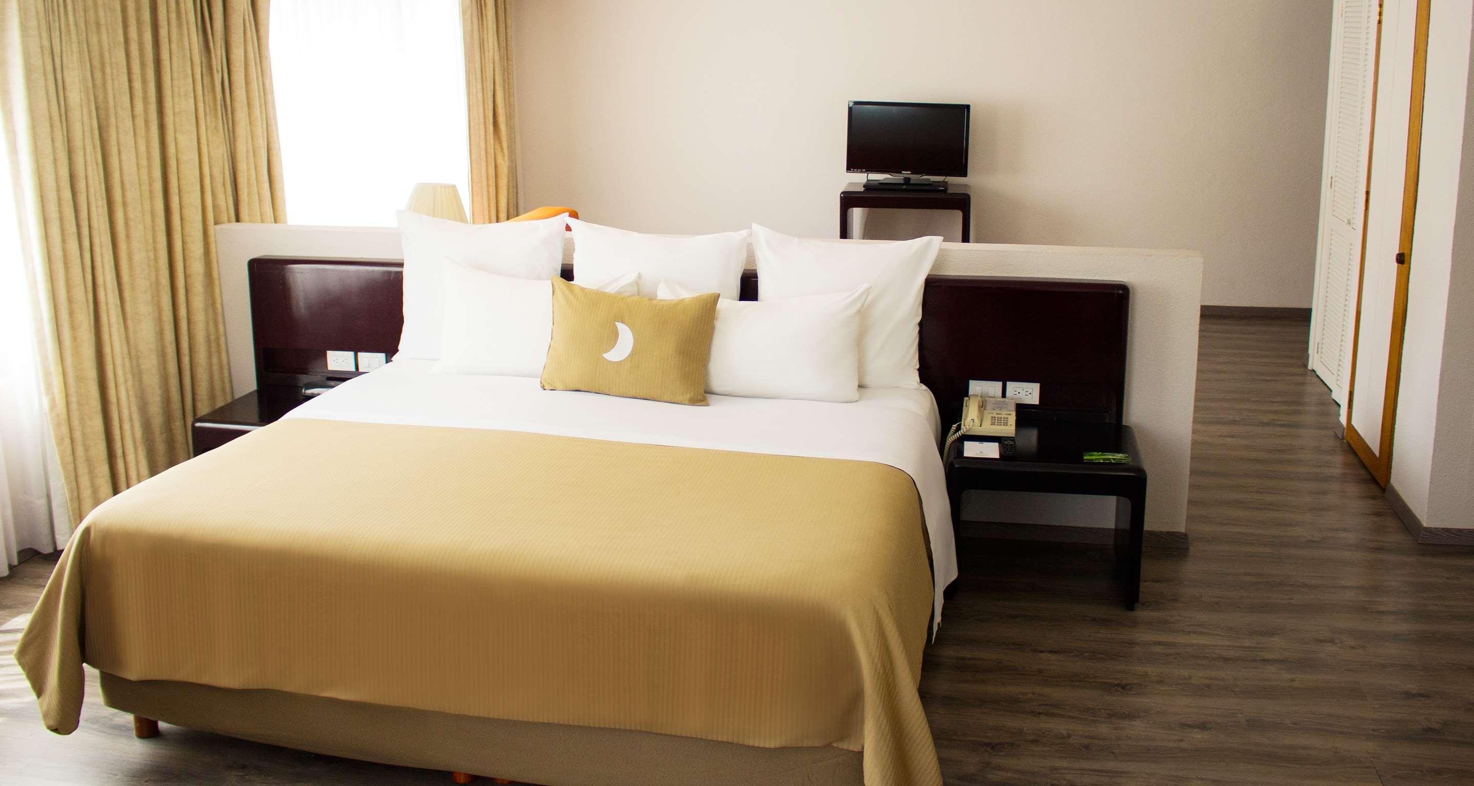 Grand Cantalagua Hotel Morelia, BW Signature Collection Exterior foto A room at the hotel