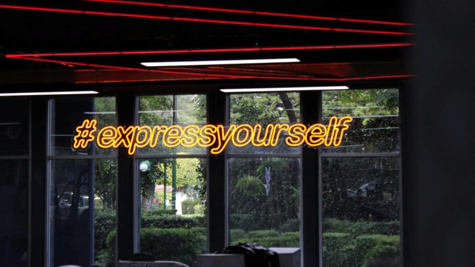Grand Cantalagua Hotel Morelia, BW Signature Collection Exterior foto #expressyourself neon sign at the 2013 MTV Video Music Awards