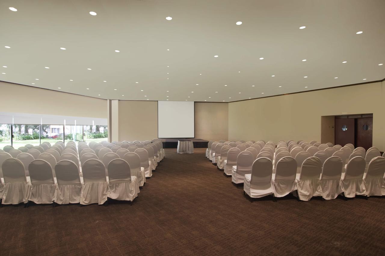Grand Cantalagua Hotel Morelia, BW Signature Collection Exterior foto A meeting room at the hotel