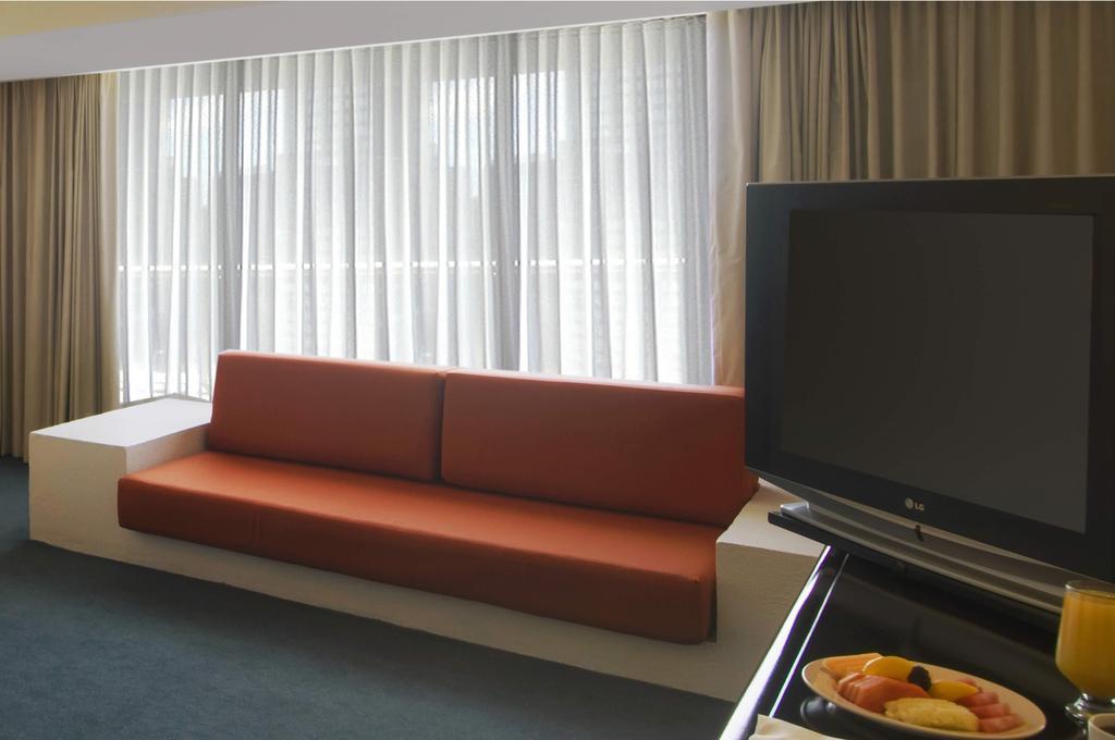 Grand Cantalagua Hotel Morelia, BW Signature Collection Exterior foto A sofa in a hotel room