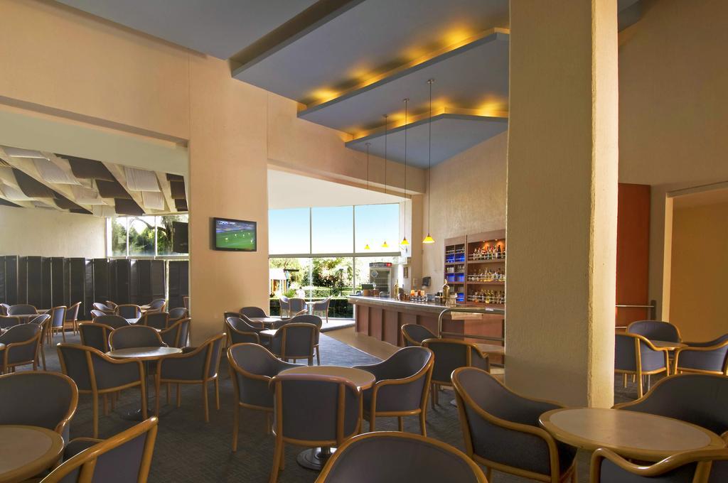 Grand Cantalagua Hotel Morelia, BW Signature Collection Restaurante foto The Club at Palm Springs International Airport